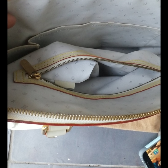 Louis Vuitton Lock It - Picture 10 of 12